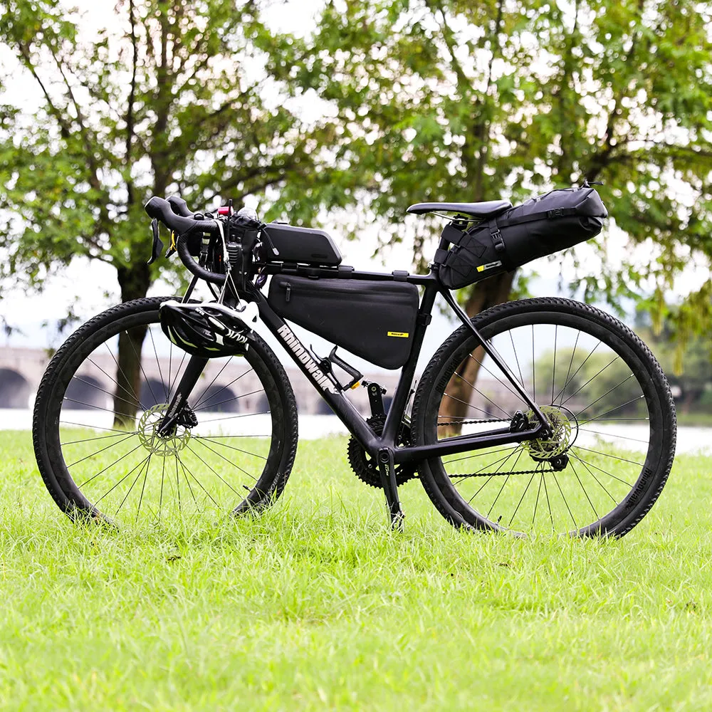 Bicicleta de gravel equipada con bolsos de manubrio, cuadro y sillín