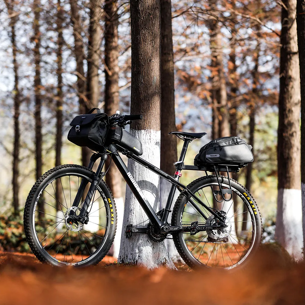 Bicicleta con maleta de parrilla estacionada en un bosque
