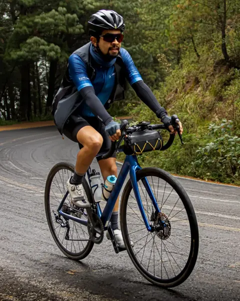 Victor, de Bicleria, rodando en su bicicleta de ruta con la Tingua Bag en el manubrio
